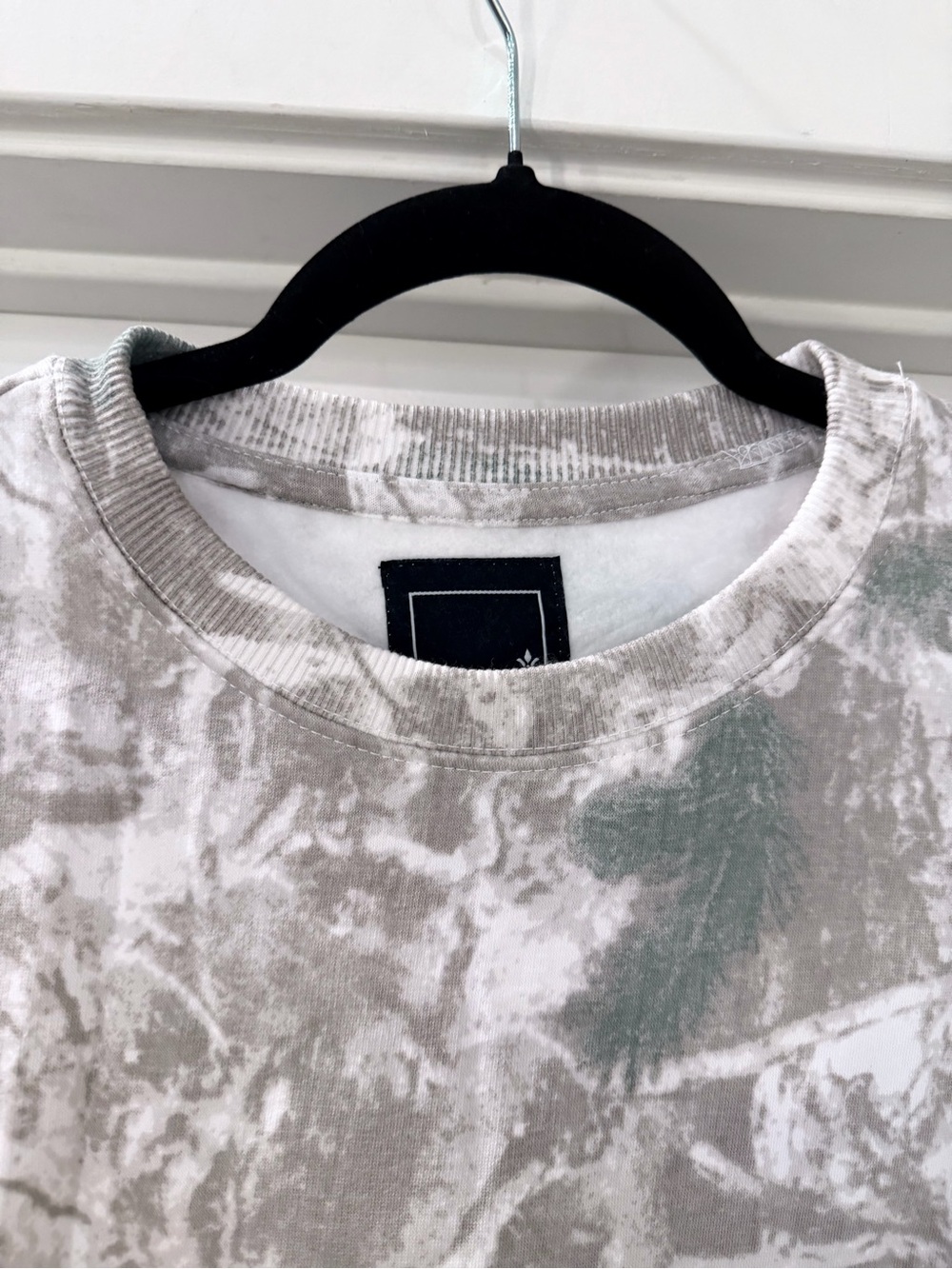 Lily & Lottie Faded Camo Crewneck Size Small White Turquoise Long Sleeve NEW - Picture 3 of 10